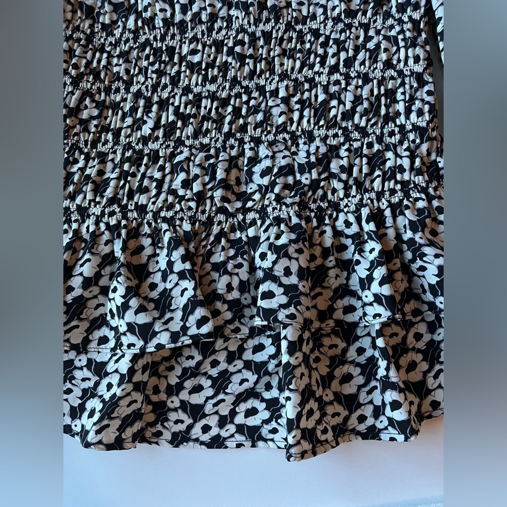 Gracia Monochrome Floral Blouse NWT Size Small - Picture 6 of 8